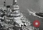 Standbild USS Wyoming Durchfahrt unter der Brooklyn Bridge New York City USA, 1930, aus Sekunde 30 historischem Filmmaterial Videoclip 65675023930