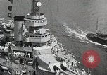 Standbild USS Wyoming Durchfahrt unter der Brooklyn Bridge New York City USA, 1930, aus Sekunde 31 historischem Filmmaterial Videoclip 65675023930