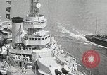 Standbild USS Wyoming Durchfahrt unter der Brooklyn Bridge New York City USA, 1930, aus Sekunde 32 historischem Filmmaterial Videoclip 65675023930