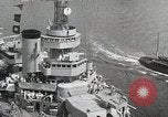 Standbild USS Wyoming Durchfahrt unter der Brooklyn Bridge New York City USA, 1930, aus Sekunde 33 historischem Filmmaterial Videoclip 65675023930