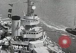 Standbild USS Wyoming Durchfahrt unter der Brooklyn Bridge New York City USA, 1930, aus Sekunde 34 historischem Filmmaterial Videoclip 65675023930