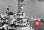 Standbild USS Wyoming Durchfahrt unter der Brooklyn Bridge New York City USA, 1930, aus Sekunde 35 historischem Filmmaterial Videoclip 65675023930
