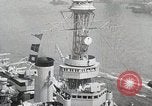 Standbild USS Wyoming Durchfahrt unter der Brooklyn Bridge New York City USA, 1930, aus Sekunde 36 historischem Filmmaterial Videoclip 65675023930