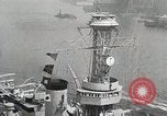 Standbild USS Wyoming Durchfahrt unter der Brooklyn Bridge New York City USA, 1930, aus Sekunde 37 historischem Filmmaterial Videoclip 65675023930