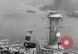 Standbild USS Wyoming Durchfahrt unter der Brooklyn Bridge New York City USA, 1930, aus Sekunde 38 historischem Filmmaterial Videoclip 65675023930