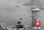 Standbild USS Wyoming Durchfahrt unter der Brooklyn Bridge New York City USA, 1930, aus Sekunde 39 historischem Filmmaterial Videoclip 65675023930