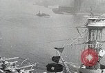 Standbild USS Wyoming Durchfahrt unter der Brooklyn Bridge New York City USA, 1930, aus Sekunde 40 historischem Filmmaterial Videoclip 65675023930