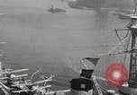 Standbild USS Wyoming Durchfahrt unter der Brooklyn Bridge New York City USA, 1930, aus Sekunde 41 historischem Filmmaterial Videoclip 65675023930
