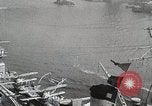 Standbild USS Wyoming Durchfahrt unter der Brooklyn Bridge New York City USA, 1930, aus Sekunde 42 historischem Filmmaterial Videoclip 65675023930