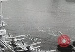 Standbild USS Wyoming Durchfahrt unter der Brooklyn Bridge New York City USA, 1930, aus Sekunde 44 historischem Filmmaterial Videoclip 65675023930