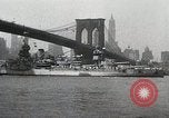 Standbild USS Wyoming Durchfahrt unter der Brooklyn Bridge New York City USA, 1930, aus Sekunde 45 historischem Filmmaterial Videoclip 65675023930