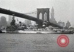 Standbild USS Wyoming Durchfahrt unter der Brooklyn Bridge New York City USA, 1930, aus Sekunde 46 historischem Filmmaterial Videoclip 65675023930
