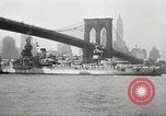 Standbild USS Wyoming Durchfahrt unter der Brooklyn Bridge New York City USA, 1930, aus Sekunde 47 historischem Filmmaterial Videoclip 65675023930