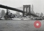 Standbild USS Wyoming Durchfahrt unter der Brooklyn Bridge New York City USA, 1930, aus Sekunde 48 historischem Filmmaterial Videoclip 65675023930