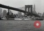 Standbild USS Wyoming Durchfahrt unter der Brooklyn Bridge New York City USA, 1930, aus Sekunde 49 historischem Filmmaterial Videoclip 65675023930