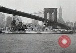 Standbild USS Wyoming Durchfahrt unter der Brooklyn Bridge New York City USA, 1930, aus Sekunde 50 historischem Filmmaterial Videoclip 65675023930