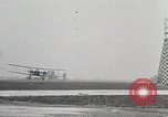 Standbild Flugzeugabsturz Chicago Illinois USA, 1930, aus Sekunde 17 historischem Filmmaterial Videoclip 65675023931