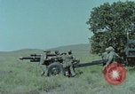 Standbild M101A1 howitzer United States USA, 1965, aus Sekunde 9 historischem Filmmaterial Videoclip 65675023973