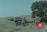 Standbild M101A1 howitzer United States USA, 1965, aus Sekunde 10 historischem Filmmaterial Videoclip 65675023973