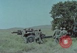 Standbild M101A1 howitzer United States USA, 1965, aus Sekunde 11 historischem Filmmaterial Videoclip 65675023973