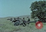 Standbild M101A1 howitzer United States USA, 1965, aus Sekunde 12 historischem Filmmaterial Videoclip 65675023973
