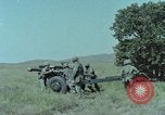 Standbild M101A1 howitzer United States USA, 1965, aus Sekunde 13 historischem Filmmaterial Videoclip 65675023973