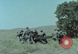 Standbild M101A1 howitzer United States USA, 1965, aus Sekunde 14 historischem Filmmaterial Videoclip 65675023973