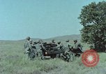 Standbild M101A1 howitzer United States USA, 1965, aus Sekunde 15 historischem Filmmaterial Videoclip 65675023973