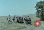 Standbild M101A1 howitzer United States USA, 1965, aus Sekunde 16 historischem Filmmaterial Videoclip 65675023973