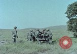 Standbild M101A1 howitzer United States USA, 1965, aus Sekunde 17 historischem Filmmaterial Videoclip 65675023973