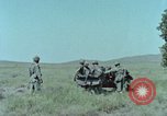 Standbild M101A1 howitzer United States USA, 1965, aus Sekunde 19 historischem Filmmaterial Videoclip 65675023973