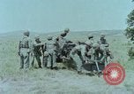 Standbild M101A1 howitzer United States USA, 1965, aus Sekunde 21 historischem Filmmaterial Videoclip 65675023973
