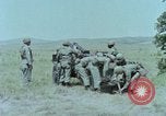 Standbild M101A1 howitzer United States USA, 1965, aus Sekunde 23 historischem Filmmaterial Videoclip 65675023973
