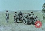 Standbild M101A1 howitzer United States USA, 1965, aus Sekunde 25 historischem Filmmaterial Videoclip 65675023973