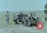 Standbild M101A1 howitzer United States USA, 1965, aus Sekunde 26 historischem Filmmaterial Videoclip 65675023973