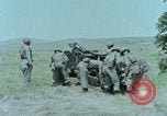 Standbild M101A1 howitzer United States USA, 1965, aus Sekunde 27 historischem Filmmaterial Videoclip 65675023973