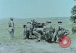 Standbild M101A1 howitzer United States USA, 1965, aus Sekunde 28 historischem Filmmaterial Videoclip 65675023973
