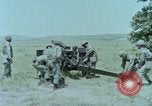 Standbild M101A1 howitzer United States USA, 1965, aus Sekunde 29 historischem Filmmaterial Videoclip 65675023973