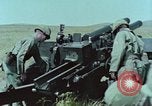 Standbild M101A1 howitzer United States USA, 1965, aus Sekunde 30 historischem Filmmaterial Videoclip 65675023973