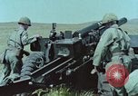 Standbild M101A1 howitzer United States USA, 1965, aus Sekunde 31 historischem Filmmaterial Videoclip 65675023973