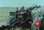 Standbild M101A1 howitzer United States USA, 1965, aus Sekunde 32 historischem Filmmaterial Videoclip 65675023973