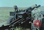 Standbild M101A1 howitzer United States USA, 1965, aus Sekunde 33 historischem Filmmaterial Videoclip 65675023973