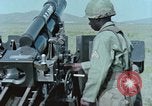 Standbild M101A1 howitzer United States USA, 1965, aus Sekunde 40 historischem Filmmaterial Videoclip 65675023973