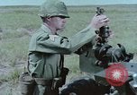 Standbild M101A1 howitzer United States USA, 1965, aus Sekunde 41 historischem Filmmaterial Videoclip 65675023973