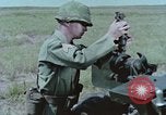 Standbild M101A1 howitzer United States USA, 1965, aus Sekunde 42 historischem Filmmaterial Videoclip 65675023973
