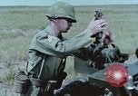 Standbild M101A1 howitzer United States USA, 1965, aus Sekunde 43 historischem Filmmaterial Videoclip 65675023973