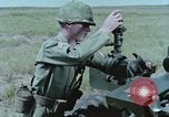 Standbild M101A1 howitzer United States USA, 1965, aus Sekunde 45 historischem Filmmaterial Videoclip 65675023973