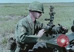 Standbild M101A1 howitzer United States USA, 1965, aus Sekunde 46 historischem Filmmaterial Videoclip 65675023973