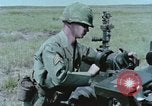 Standbild M101A1 howitzer United States USA, 1965, aus Sekunde 47 historischem Filmmaterial Videoclip 65675023973