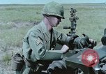 Standbild M101A1 howitzer United States USA, 1965, aus Sekunde 48 historischem Filmmaterial Videoclip 65675023973